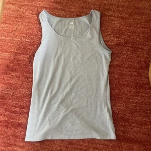 Ljusblå linnetopp från H&M - En enkel och stilren ljusblå linnetopp från H&M. Bra skick.