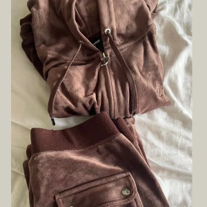 Brunt juicy sett - Brunt juicy sett med byxorna i storlek XS och koftan i storlek S. Köpa hela setet 1000kr. Annars Byxorna 600kr Koftan 500kr. 