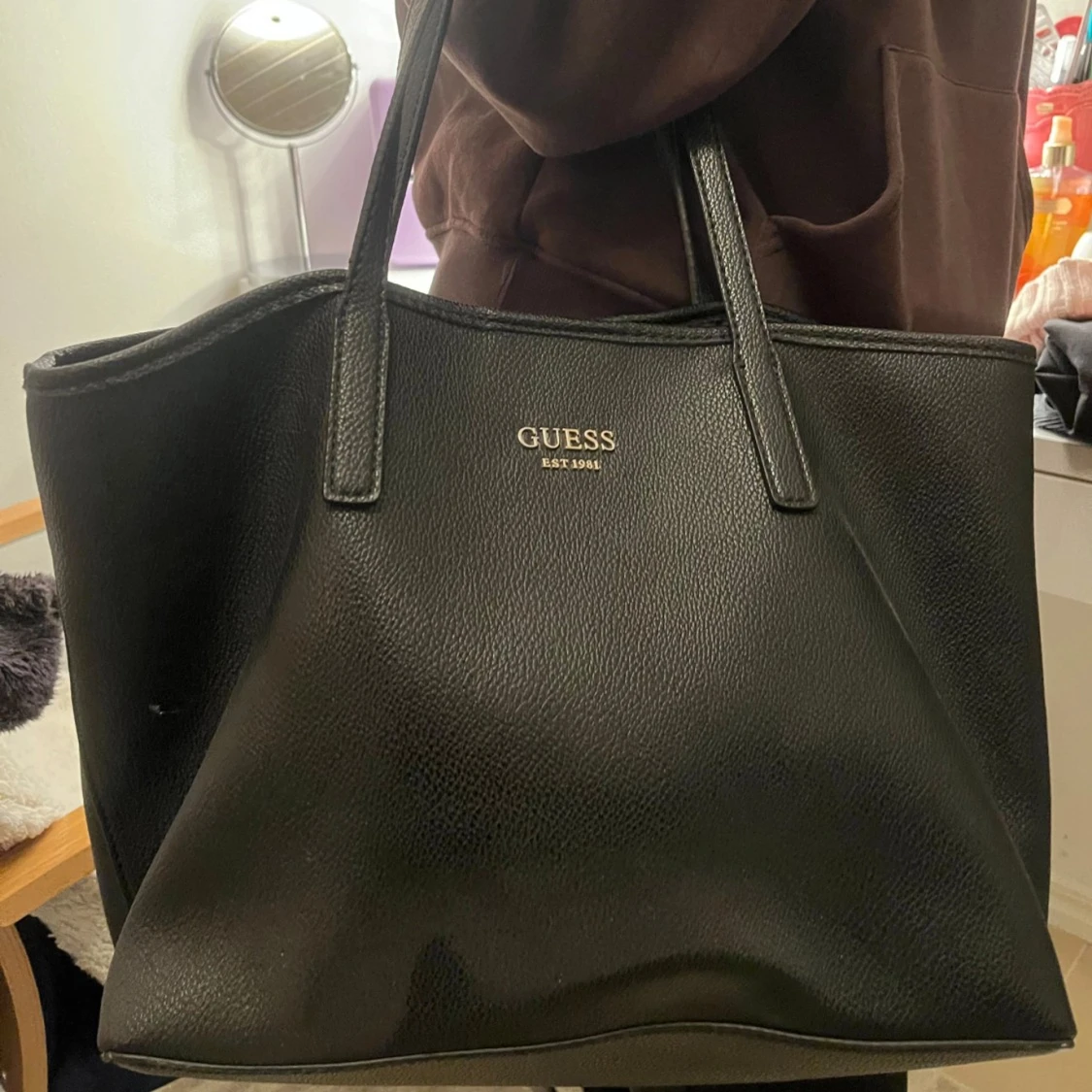 Svart väska från Guess - 91