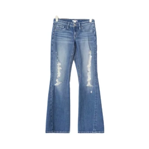 Blå bootcut jeans med slitningar - Snygga blå bootcut jeans med slitna detaljer framtill och ljus tvätt. Jeansen har klassisk femficksdesign och är tillverkade i jeansmaterial. Från ginatricot används fåtal gånger med broderi på fickorna där bak 