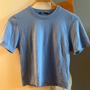 Blå stickad kortärmad tröja Gina Tricot - Superfin ljusblå stickad tröja från Gina Tricot med rund halsringning och korta ärmar. Enkel och stilren modell som är perfekt för vår och sommar. Mjuk och skön kvalitet som känns chill att bära.