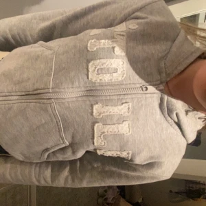 Vintage kofta - Den har ett litet mäske på höger underarm men de märks typ inte☺️den finns i grön kontakta mig för den
