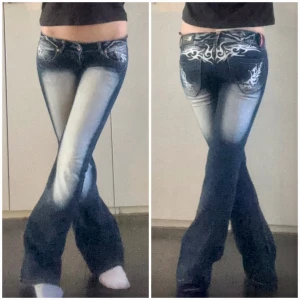 Crazy age lågmidjade bootcutjeans  - Som nya, SÅÅÅ snygga bootcutjeans!! De är från Young age som är samma tillverkare som crazy age. Väldigt lågmidjade (17,5cm grenhöjd). Med en snygg wash och såå coola detaljer! I mycket bra skrivkramp! Pyttelite slitna på benet men ingenting man tänker på 😍  Midjemått: ca 37cm (mätt platt) Innerbenslängd: ca 84cm (mätt platt) Grenhöjd: ca 17,5cm (mätt platt)