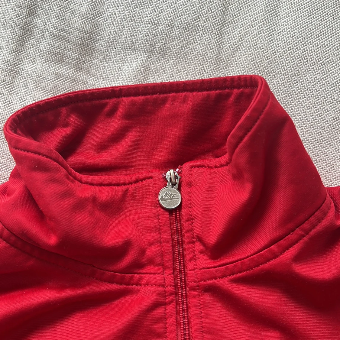 Röd Nike track jacket med svart detalj - 1