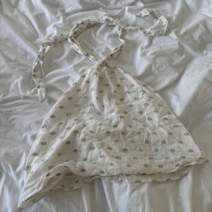 Topp med knyte runt halsen  - Söt guldprickig topp med knyte runt halsen🤍storlek xs men passar både s och m!