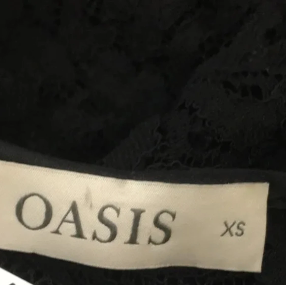 Svart spetsblus med liten puff ärm - 3