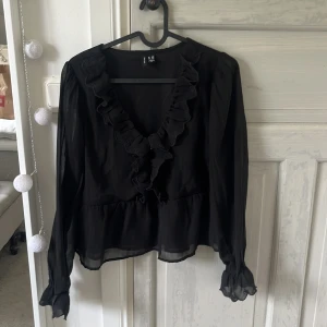 Svart blus  - Jättefin svart blus från Bikbok, perfekt till fest, finare tillfällen eller till vardags! Den är i toppen skick så precis som ny. Det är bara att skriva vid frågor eller ifall ni vill ha fler bilder!