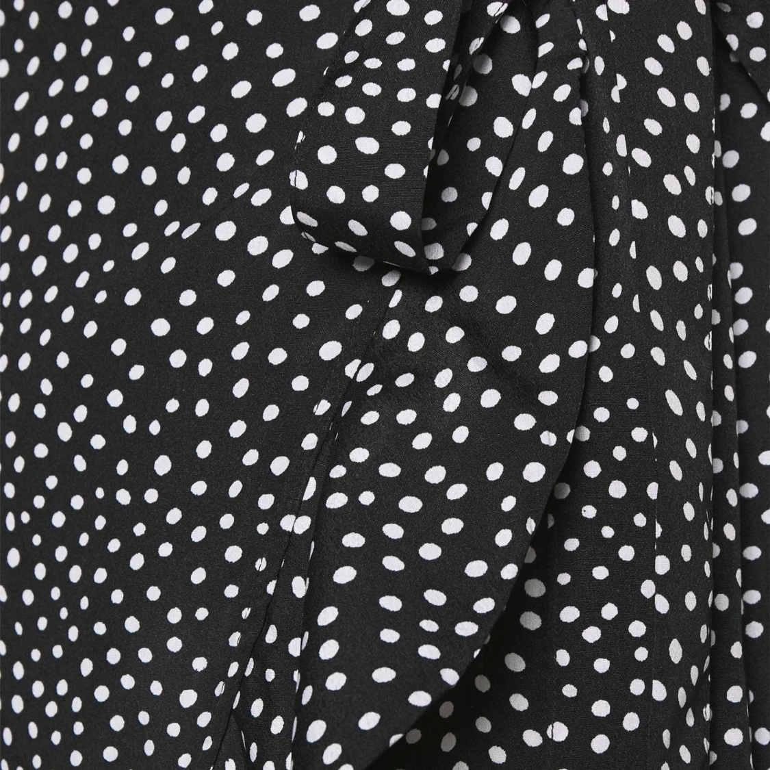 Svart vit prickig omlottklänning  - 3
