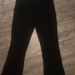 Svarta leggings från ONLY, stl 152 - Svarta leggings från ONLY i storlek 152. De har en enkel och clean design med stretchig passform och hög midja. Perfekta för en chill och bekväm stil. Snygga att matcha med oversized hoodie eller crop top.