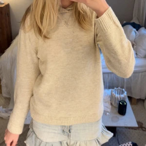 stickad hoodie - Superfin stickad beige hoodie från hm💓💓 Väldigt mysig, egentligen från barnavdelningen men passar som en S/XS💕💕