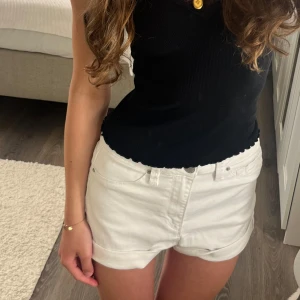 Vita shorts från YMI - Säljer ett par snygga vita shorts från YMI som är lite högre i midjan💗Skulle säga att de sitter som storlek S men de står ingen storlek på dem jag köpte dem från en tjej på plick💗 Skriv för fler frågor om mått eller annat🫶 
