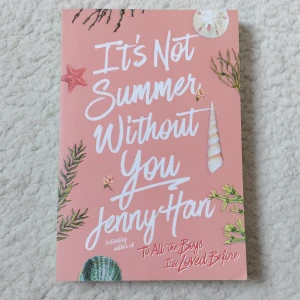It's Not Summer Without You - En somrig och känslosam bok om vänskap, kärlek och minnen vid stranden. Perfekt för dig som gillar romantik, drama och att drömma dig bort till soliga dagar och sena nätter. Andra boken i "the summer i turned pretty" serien. Aldrig använd, i nytt skick.