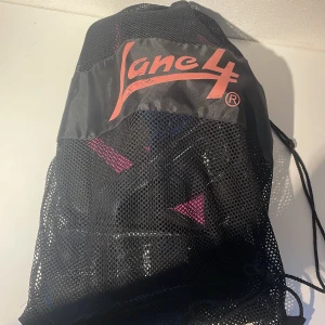 Svart mesh ryggsäck Lane4 - Ett simset från Lane4 med tema rosa. Simfötterna är i storlek 37-38. Pris går att diskutera