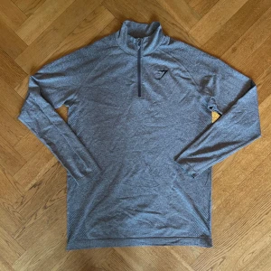 Gymshark 1/4 Zip - Gymshark Onyx V.1  Grå Gymshark 1/4 Zip i nyskick  Storlek M, Passar S-L  Logga helt intakt, inga Flaws 👕