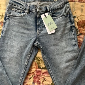 Bootcut jeans ljusblå low waist 38 - Ljusblå bootcut jeans från Gina Tricot i low waist-modell. Dessa passade inte mig jag glömde att göra retur så nu får jag sälja den här istället. Köpt för 499kr säljer den för 450kr eftersom den inte är använd en ändå gång förutom när jag pröva den bara men den va för stor. 