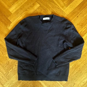 Svart Stickad SAMSOE Tröja - Marinblå Stickad Tröja från SAMSOE  Storlek L passar S-M  Använt skick, inga Flaws 👕
