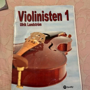 Violinisten 1 - Perfekt för dig som vill lära dig spela violin! 'Violinisten 1' innehåller massor av kända låtar, noter och enkla instruktioner. Passar både nybörjare och dig som vill utvecklas. Inspirerande och lätt att följa – gör övningen rolig och motiverande! Är lite sliten utanför men sidorna är fortfarande i bra skick så är villig till att sälja för lägre pris. 