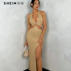 Beige långklänning med slits, SHEIN -  långklänning från SHEIN i färgen kaki med djup v-ringning, cut-outs vid midjan och hög slits. Klänningen har knytning i nacken och ryggen samt smala axelband, oandvänd🌸✨