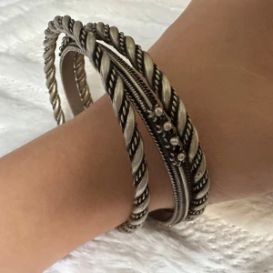 tre tvinnade armband - Säljer tre chunky armband i  tvinnad design och detaljerade kanter. Perfekta att bära tillsammans för en statement-look.