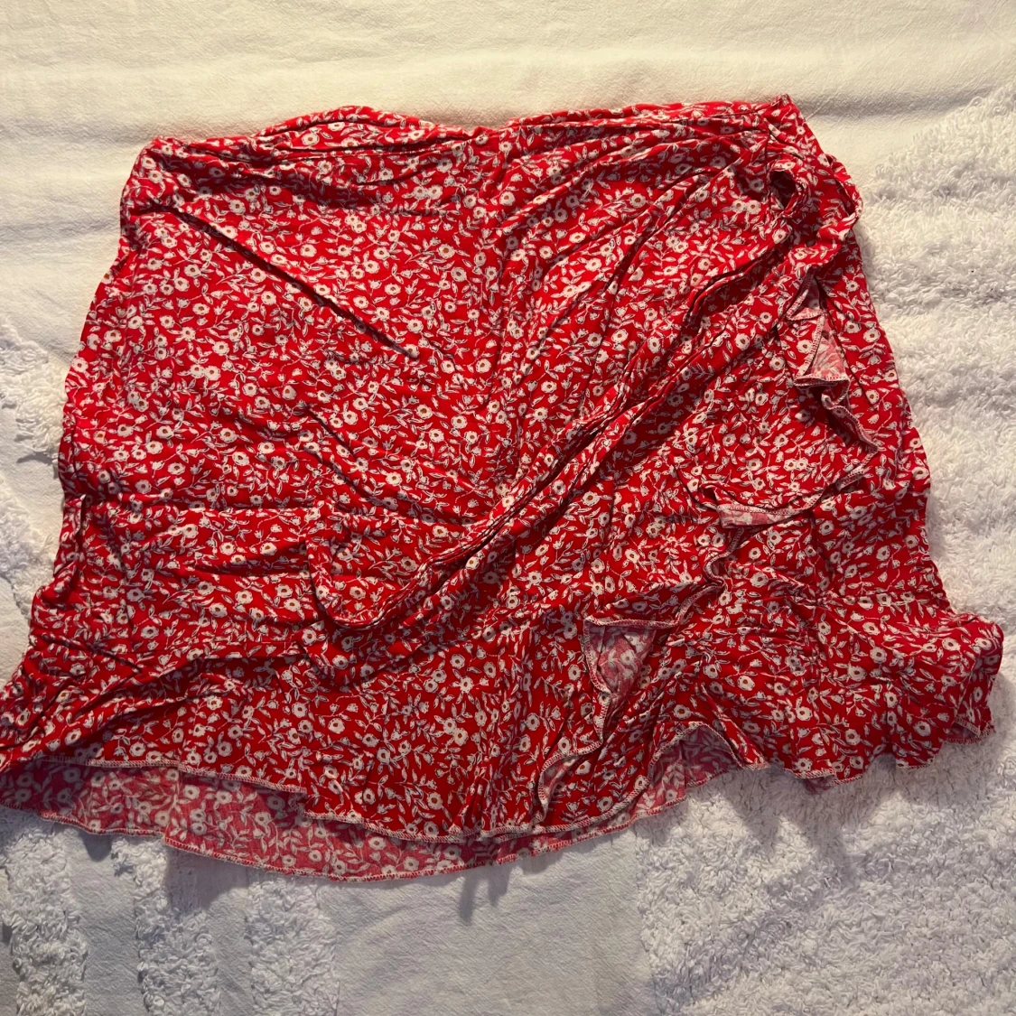 Röd blommig volangkjol med knyt - 2