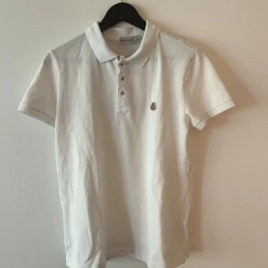 Vit pikétröja från Moncler - Tja säljer en riktigt fet moncler pike för ett riktigt bra pris. den är aldrig använd o ny i skicket storlek M hör av er om ni är intresserade 