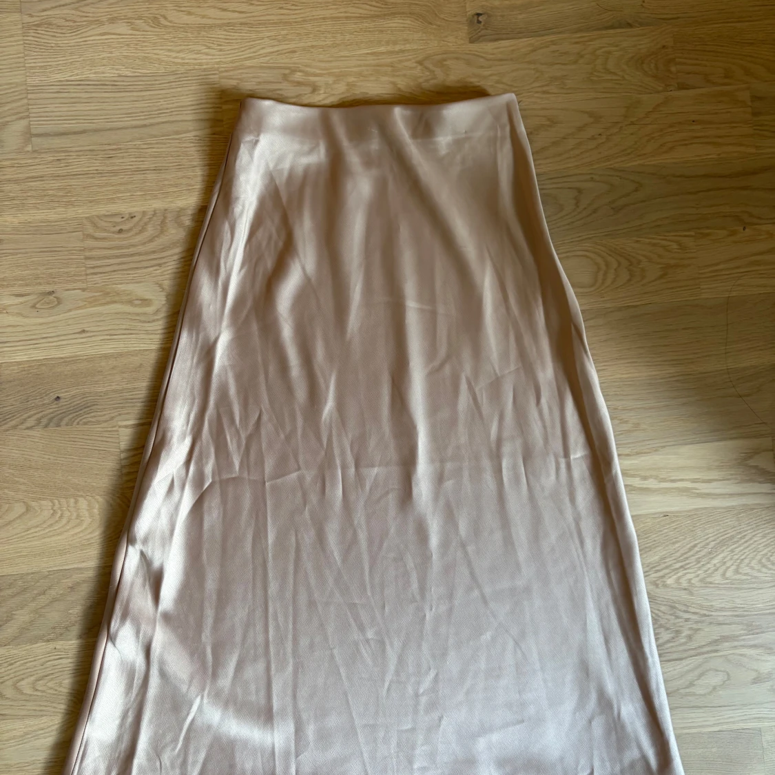 Beige satinlångkjol från Grunt