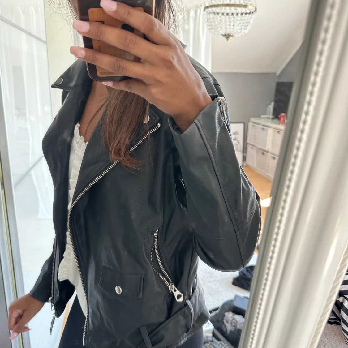 Svart skinnjacka med bälte och dragkedjor - 2