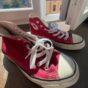 Vinröda Converse  - Jättesnygga och mycket sparsamt använda!