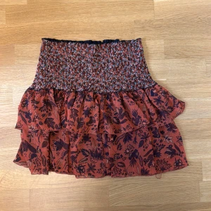 Blommig volangkjol från Zara - Supersöt populär kjol från Zara med volang och blommor❣️
