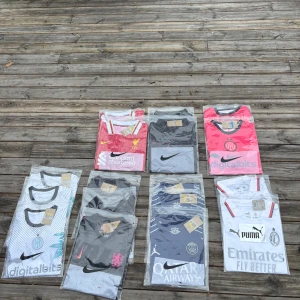 Nike fotbollströjor - flera lag & färger - Säljer flera olika fotbollströjor , det som finns : 3 Psg tröjor  storlek S 325kr , 3 Inter Milan  tröjor vit blå Storlek S 325kr , 2 Inter Milan tröjor röd storlek M 325kr , 2 Milan tröjor vit  storlek S 325kr ,2  Barcelona tröjor svart Storlek S 325kr,  2 Liverpool Tröjor röd storlek S 325kr , 3 Chelsea tröjor Svart storlek S 325kr. Alla tröjor är helt nya. Bulk = billigare pris ✅. Om du vill köpa klickar du på min profil och kollar in min andra annonser där man ser alla tröjor separat. 