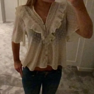 Zara topp  - Superfin zara topp i fint skick, en knapp saknas( syns på bild) men det syns inte när man har på sig den 