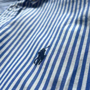 Ralph lauren skjorta - Säljer just nu en randig Ralph lauren skjorta i storleken 18/20 vilket motsvarar S. Skjortan är i nyskick aldrig använd. Modellen på bilden är 180cm. Meddela mig vid frågor eller funderingar nypris 1799kr mitt pris 349kr.