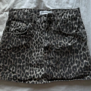 Leopardmönstrad jeanskjol Pull&Bear - Jätte fin jeans kjol i leopardmönseter, använd fåtal gånger, inga defekter🤍