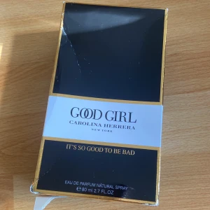 Good Girl parfym 80ml Carolina Herrera - Good Girl Eau de Parfum från Carolina Herrera i en ikonisk flaska formad som en högklackad sko. Flaskan är svart med gulddetaljer och rymmer 80 ml. En lyxig och modern doft med elegant design som verkligen sticker ut på hyllan.