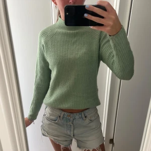Stickad tröja  - Grön fin stickad tröja med liten polo. Storleken är Xs men skulle säga snarare S 