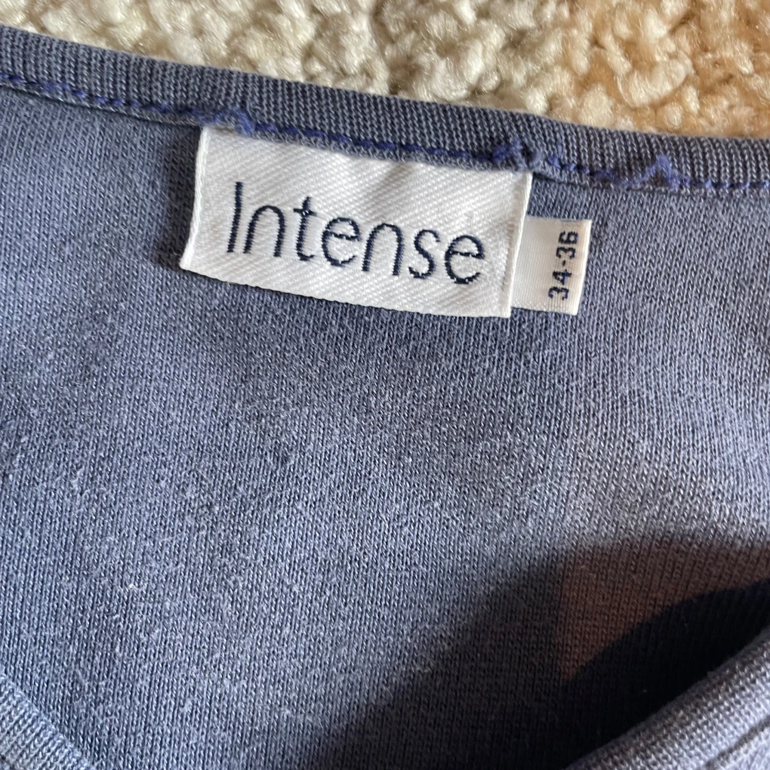 Mörkblå långärmad v-ringad tröja - 4