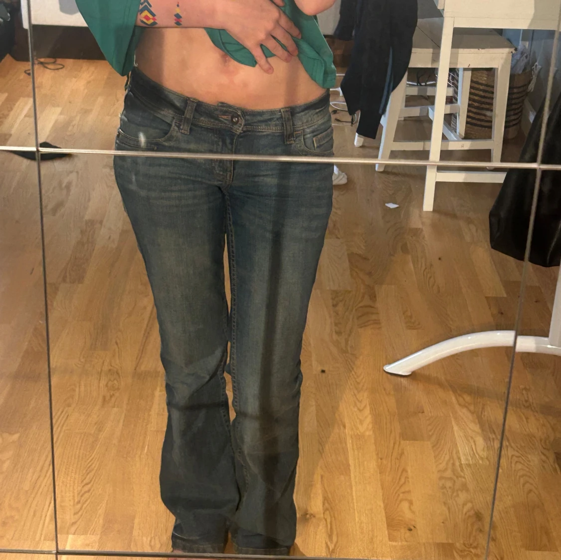 Blå bootcut jeans låg midja  - 2