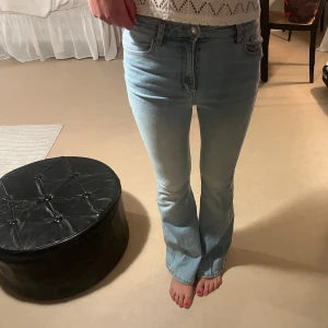 Ljusblå bootcut jeans Pull&Bear 36 - Säljer ett par ljusblå bootcut jeans från Pull&Bear i storlek 36. Jeansen har klassisk femficksdesign, normalhög midja och är i stretchig bomullsdenim. 