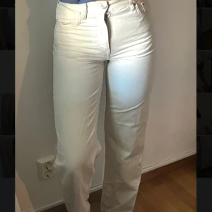 Vita raka jeans - Vita jeans med raka ben och hög midja💕
