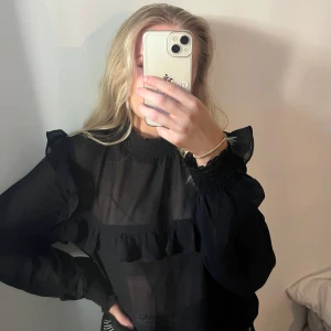 Blue mesh  - Fin, svart mesh blus. Pösig stil med volanger. Använd men gott skick 🧸💕 Går bra att använda som S/M.