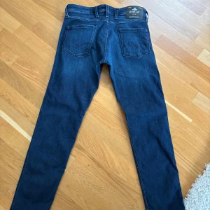 Mörkblå Replay Anbass jeans slim fit - Replay Anbass Slim Fit Jeans – knappt använda Säljer ett par Replay Anbass Slim Fit jeans i fint skick. Använda i cirka 3 månader, inga defekter eller slitningar. Bekväma och stilrena – passar perfekt till både vardag och fest. Storlek: W30 L32. 