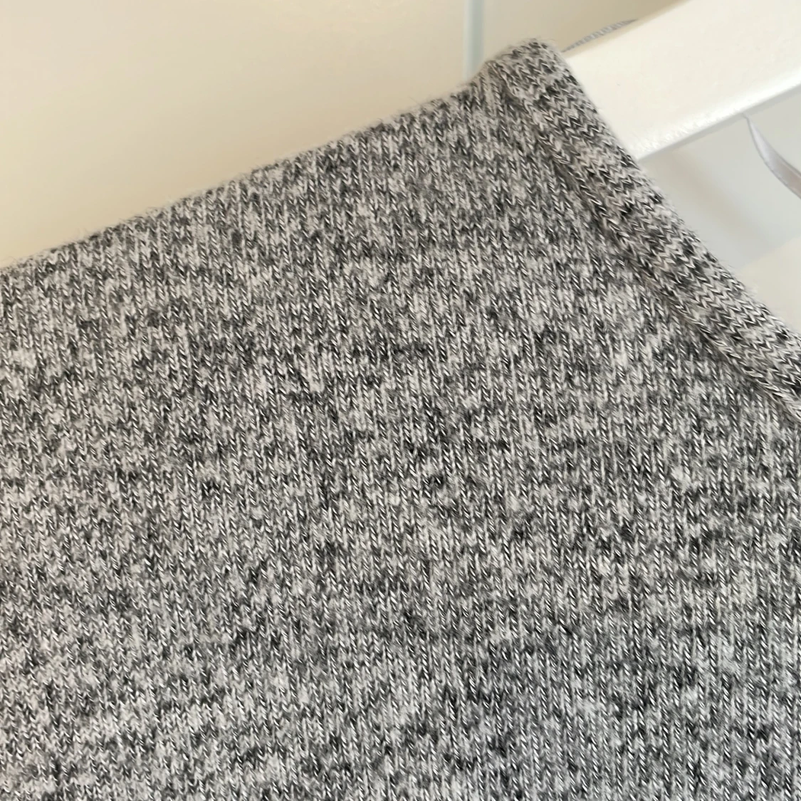 Gråmelerad stickad tröja Stories - 3