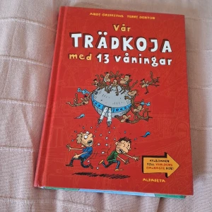 Vår trädkoja med 13 våningar - En färgglad och rolig bok fylld med galna illustrationer och tokiga äventyr. Perfekt för dig som gillar humor, tecknade bilder och fantasifulla berättelser. Välkommen till världens galnaste bok!
