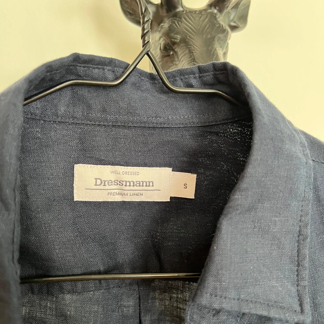 Mörkblå linneskjorta från Dressmann - 1