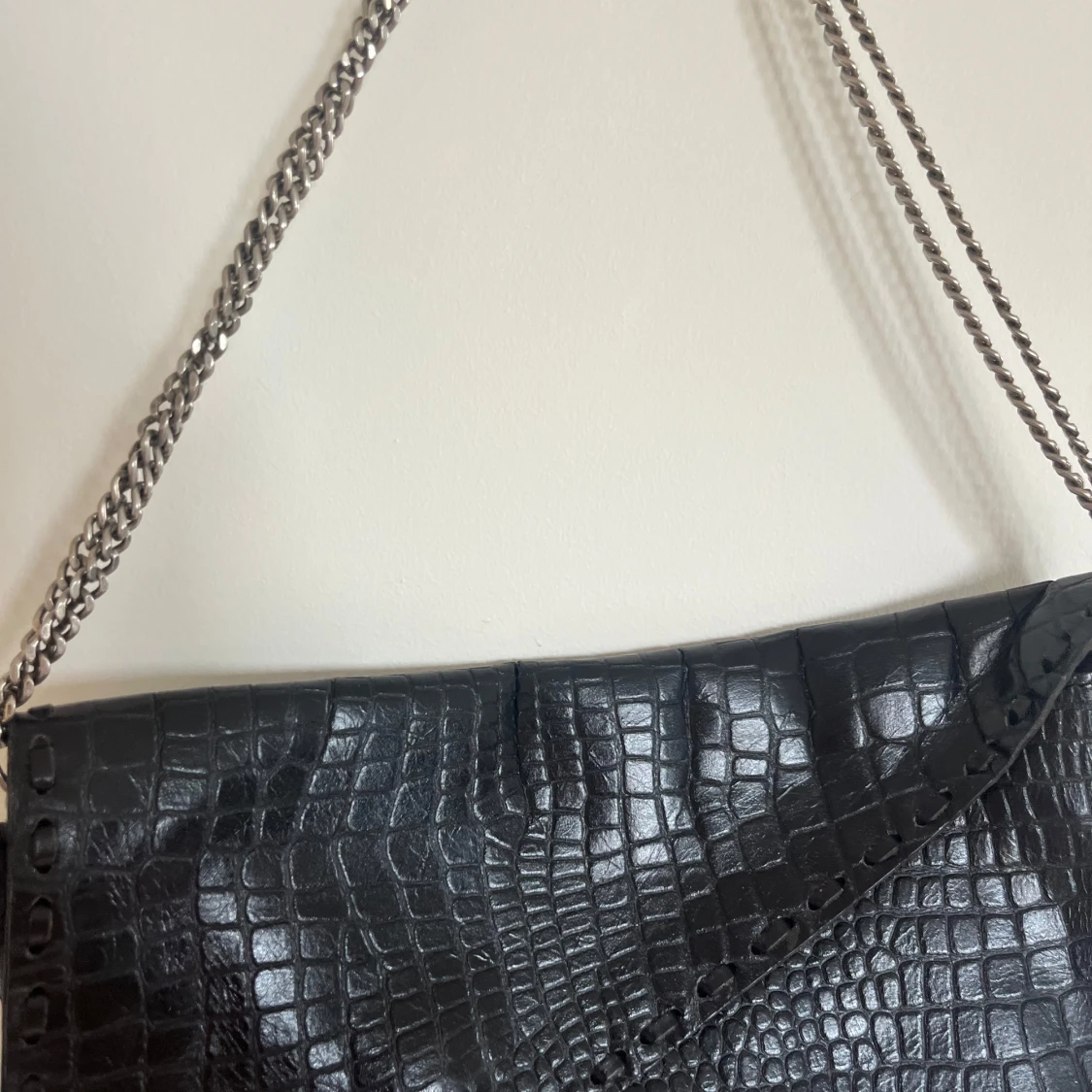 Svart kuvertväska med kedja - 1