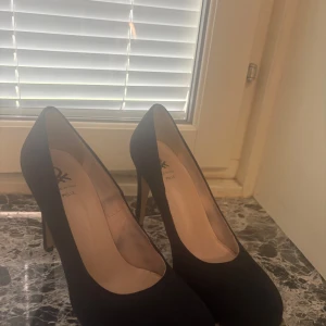 Svarta mockapumps från Benetton - Klassiska svarta pumps från Benetton, tillverkade i Italien i äkta mocka, st 38🌸✨