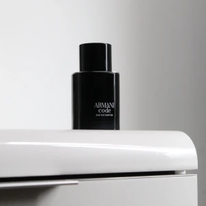 Armani Code Eau de Parfum 50ml - Nu kan du som precis klickat in hit få äga en fräsh samt elegant doft som utstrålar just dig under sommaren/vardagen men som tyvärr inte kommer  till så mycket användning för mig   Flaskan rymmer 50 ml men det som finns kvar enligt ögonmått 20-25ml (nästintill halva)   Original box medföljer