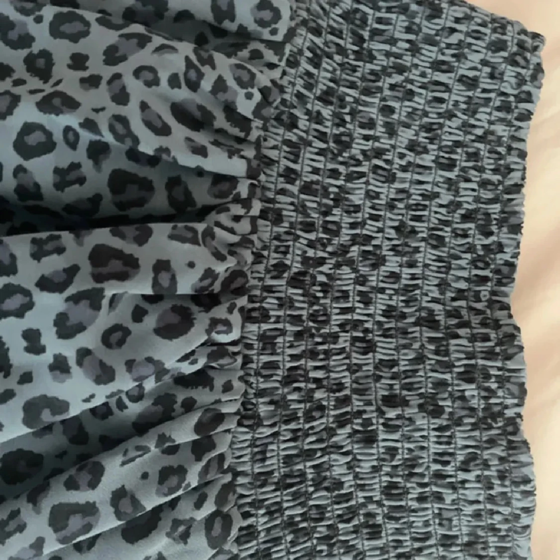 Blå volangkjol med leopardmönster - 3