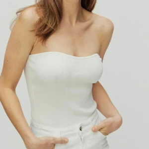 Vit ribbad tubtopp - Vit ribbad tubtopp från Stockh LM Studio i storlek S. Toppen är axelbandslös och har en tight passform. Den är aldrig använd då det var fel storlek. Nypris: 399 Pris kan diskuteras 💕