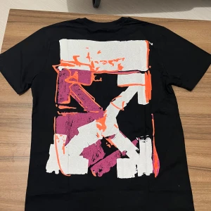 Svart Off White T-shirt - Svart off white T-shirt, i storlek M. Endast använd ett par gånger, säljer på grund av att den inte passar på mig. Vid snabb affär kan priset diskuteras